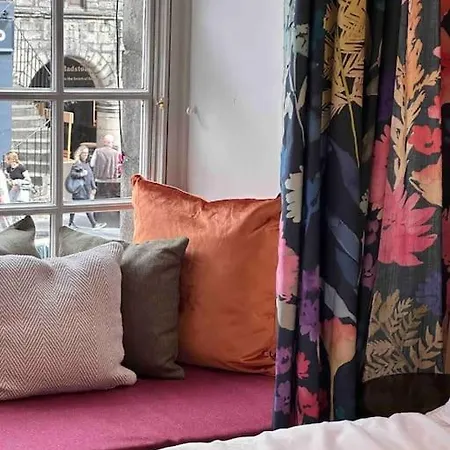 16th Century Courtyard On The Royal Mile Apartment