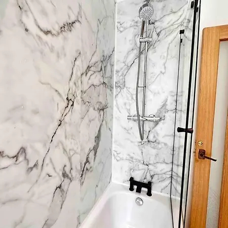 16th Century Courtyard On The Royal Mile *