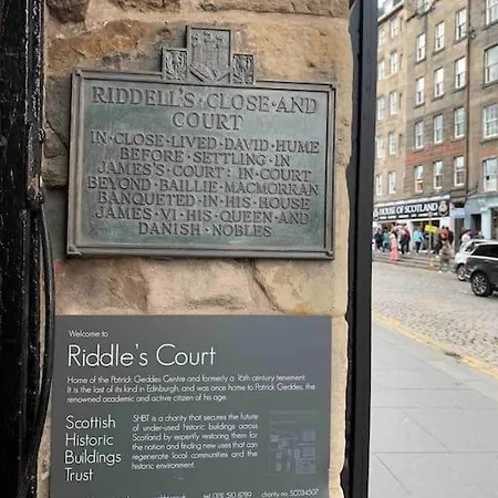 16th Century Courtyard On The Royal Mile *