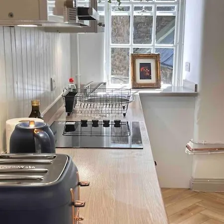 16th Century Courtyard On The Royal Mile