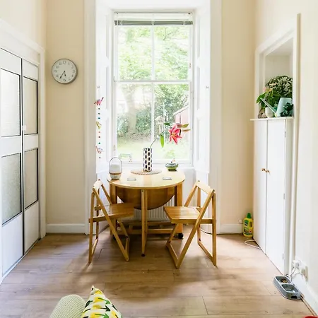 Palm Tree Apartment- Period With Cat * 에든버러