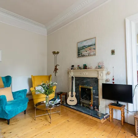 Palm Tree Apartment- Period With Cat