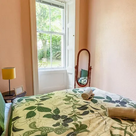 Palm Tree Apartment- Period With Cat Apartment *