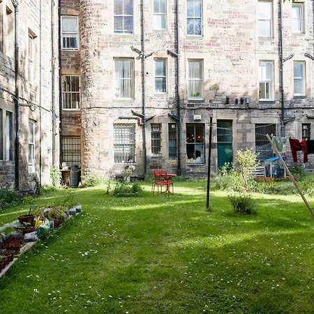 Palm Tree Apartment- Period With Cat *