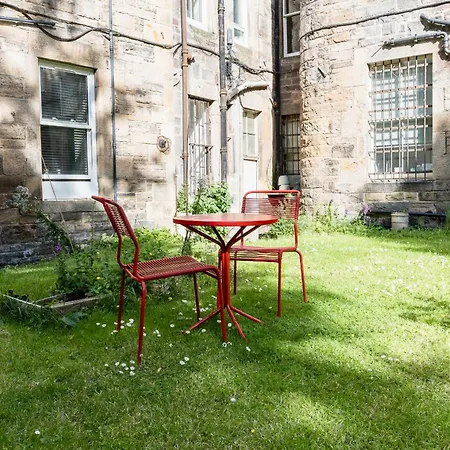 Palm Tree Apartment- Period With Cat Appartement