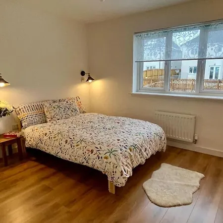 Modern And Spacious With Large Garden בית נופש אדינבורו