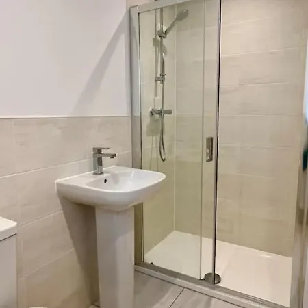 Modern And Spacious With Large Garden * Edinburgh