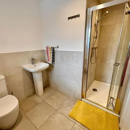 Modern And Spacious With Large Garden