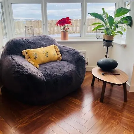 Modern And Spacious With Large Garden Ferienhaus *