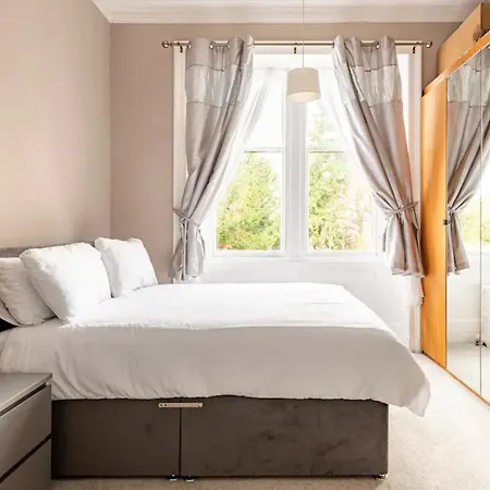 Luxury Victorian 5 Bedroom By Lady Road Apartmán