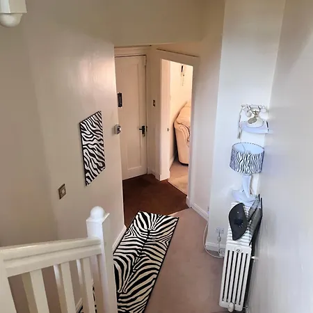 Homestay Private In Charming Detached House In Newington *