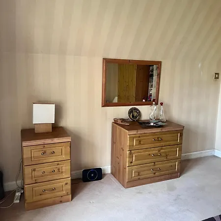 Private In Charming Detached House In Newington *