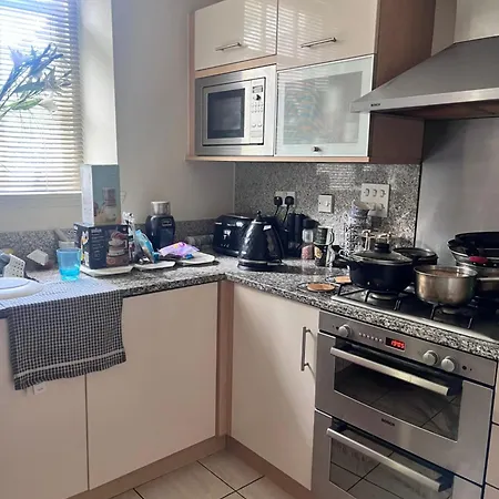 Homestay Private In Charming Detached House In Newington