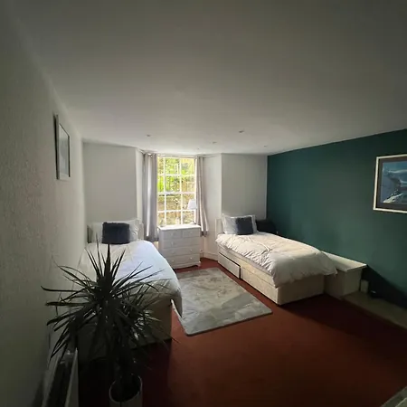 3 Bedroom Flat, Newtown * Edinburgh