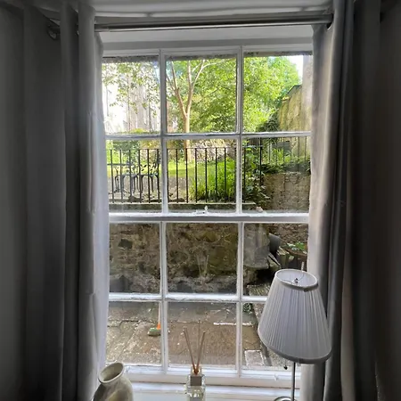 3 Bedroom Flat, Newtown Edinburgh