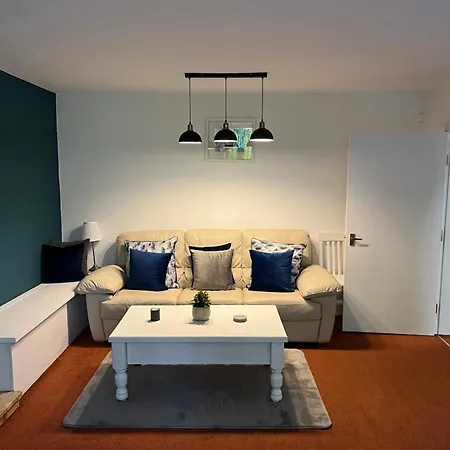 3 Bedroom Flat, Newtown * Edinburgh