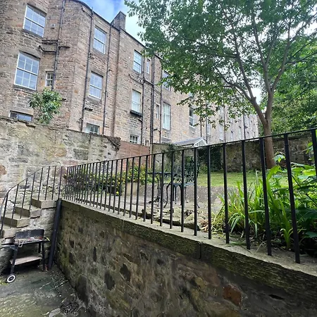 3 Bedroom Flat, Newtown *