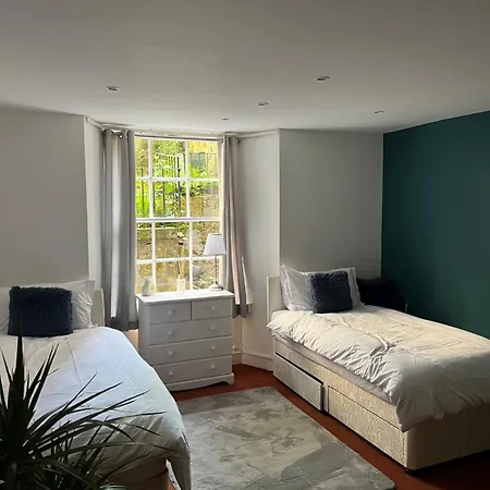 3 Bedroom Flat, Newtown * Edinburgh