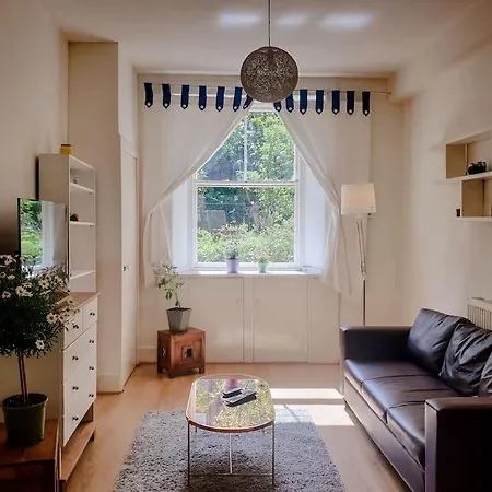 Bright And Airy Daire