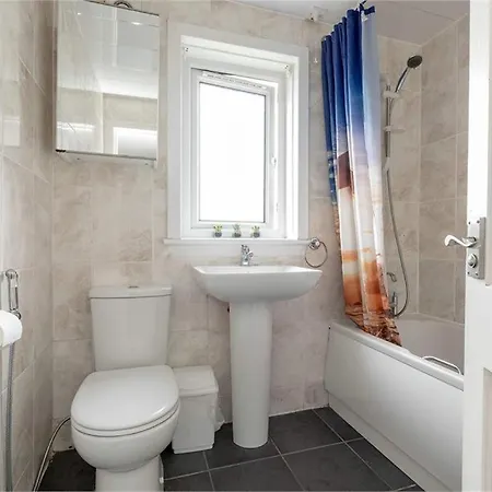 3 Bed House In - Private Parking * Edinburg