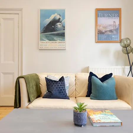 Elegant Stockbridge 2-bedroom - Ground Floor شقة *