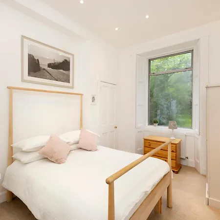 Elegant Stockbridge 2-bedroom - Ground Floor * إدنبرة