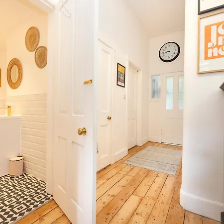 Elegant Stockbridge 2-bedroom - Ground Floor شقة
