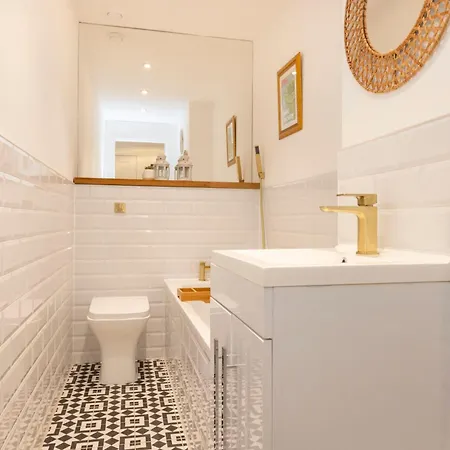 Elegant Stockbridge 2-bedroom - Ground Floor *