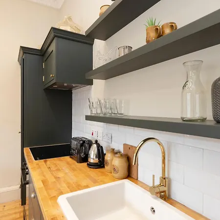 Elegant Stockbridge 2-bedroom - Ground Floor * إدنبرة