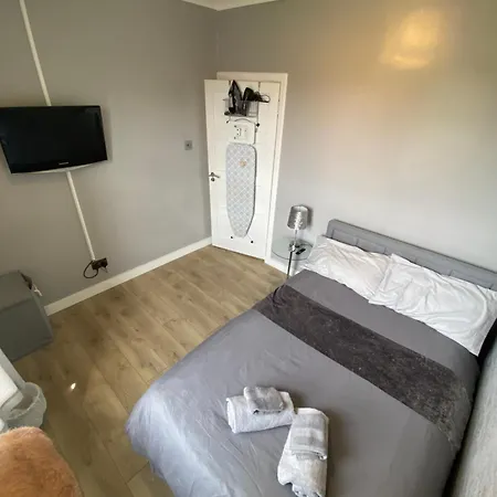 Modern Quiet Center Airport 2 Bedroom Эдинбург