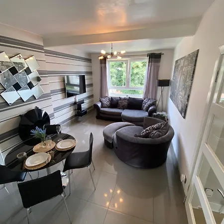 Modern Quiet Center Airport 2 Bedroom