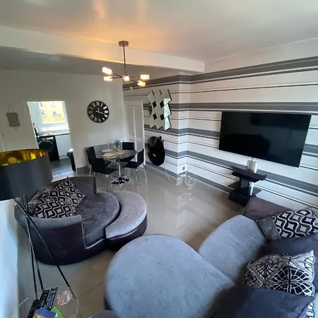 Modern Quiet Center Airport 2 Bedroom