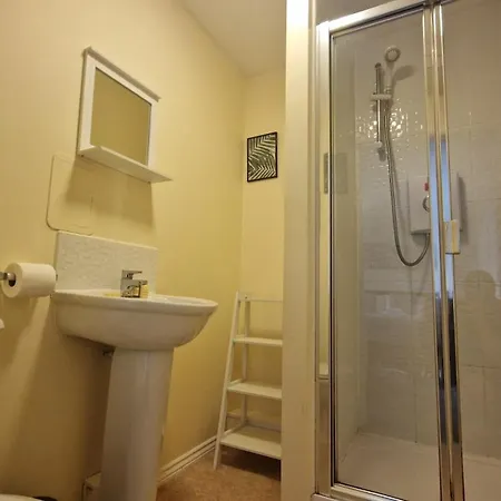 The Lochend Two Bedroom Apartment *