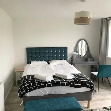 Two Bedrooms With 3 Double Beds 2 Bathrooms Edinburgh
