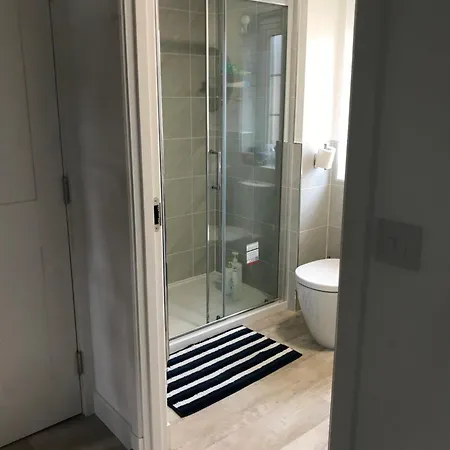 Two Bedrooms With 3 Double Beds 2 Bathrooms *