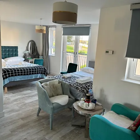 Two Bedrooms With 3 Double Beds 2 Bathrooms Edinburgh