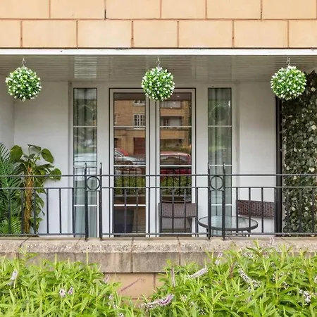 Modern 2 Bed شقة