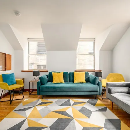 Bright - - Sleeps 10 * Edinburgh