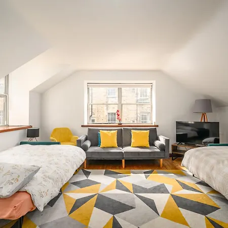 Bright - - Sleeps 10 * Edinburgh