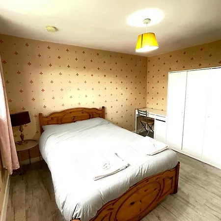 דירה 3 Bed Serviced With Free Parking & Tram Stop, 10 Minutes From Airport And Center אדינבורו