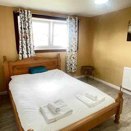 דירה 3 Bed Serviced With Free Parking & Tram Stop, 10 Minutes From Airport And Center אדינבורו