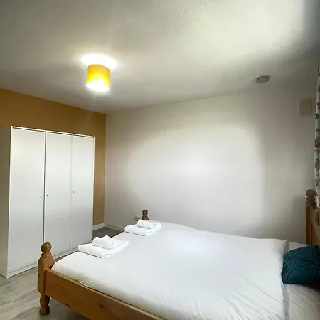 3 Bed Serviced With Free Parking & Tram Stop, 10 Minutes From Airport And Center דירה *