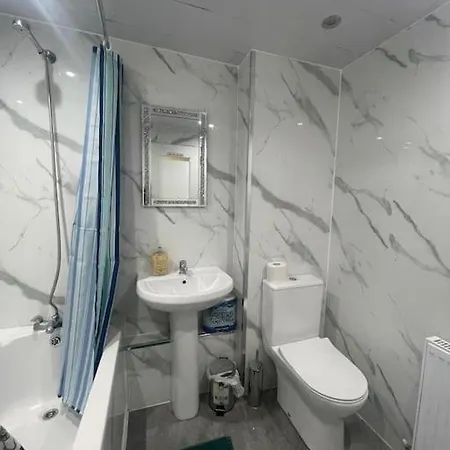 דירה 3 Bed Serviced With Free Parking & Tram Stop, 10 Minutes From Airport And Center אדינבורו