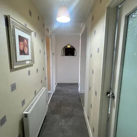 Appartamento 3 Bed Serviced With Free Parking & Tram Stop, 10 Minutes From Airport And Center Edimburgo