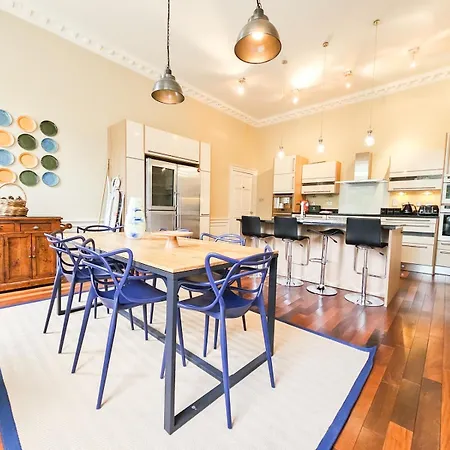 Spacious 2 Bedroom In The Heart Of New Town Apartment