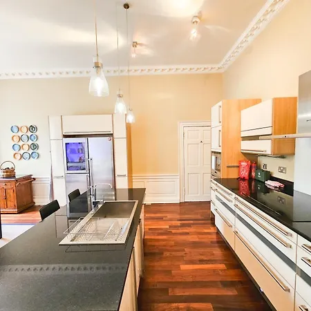 Spacious 2 Bedroom In The Heart Of New Town Edinburgh