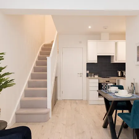 Stylish Mews House Old Town 1-br With Parking Edinburgh