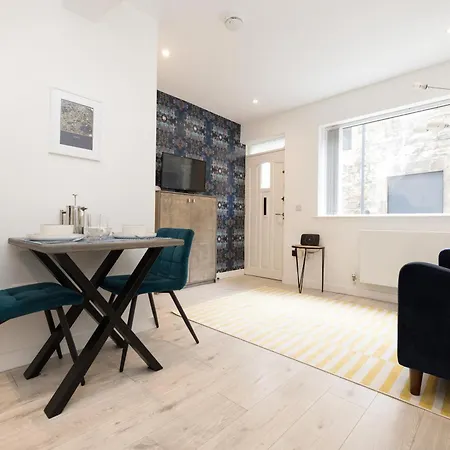 Stylish Mews House Old Town 1-br With Parking Apartment