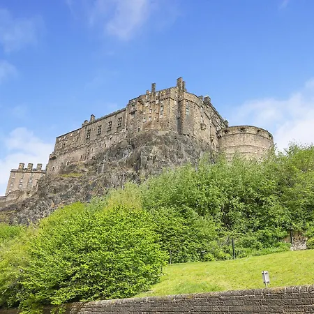 Stylish Mews House Old Town 1-br With Parking Edinburgh