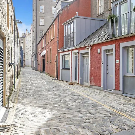 Stylish Mews House Old Town 1-br With Parking